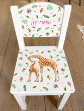 Afbeelding in Gallery-weergave laden, kinderstoel stoeltje met naam gepersonaliseerd mies to go aquarel handgeschilderd kinderkamer babykamer kraamcadeau kraamkado verjaardag kind cadeau giraf giraffe jungle jungledieren