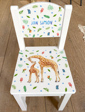 Afbeelding in Gallery-weergave laden, kinderstoel stoeltje met naam gepersonaliseerd mies to go aquarel handgeschilderd kinderkamer babykamer kraamcadeau kraamkado verjaardag kind cadeau giraf giraffe jungle jungledieren