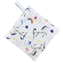 Load image into Gallery viewer, speendoekje hydrofiel Mies to Go fopspeen knuffel baby kraamcadeau zwanger moeder knuffelen wafelstof bijtring eerste tandjes handgeschilderd aquarel unicorn eenhoorn regenboog rainbow