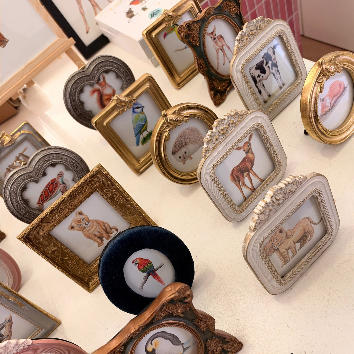 Goldfarbener Bilderrahmen mit Faultier-Kunstdruck