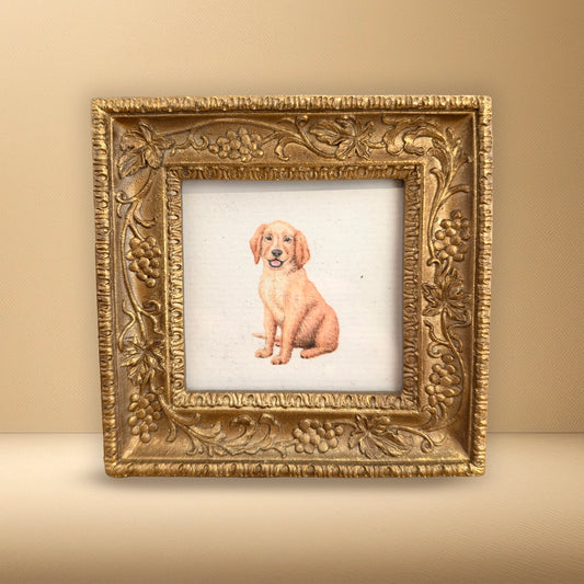 Lámina artística de un perrito con marco dorado