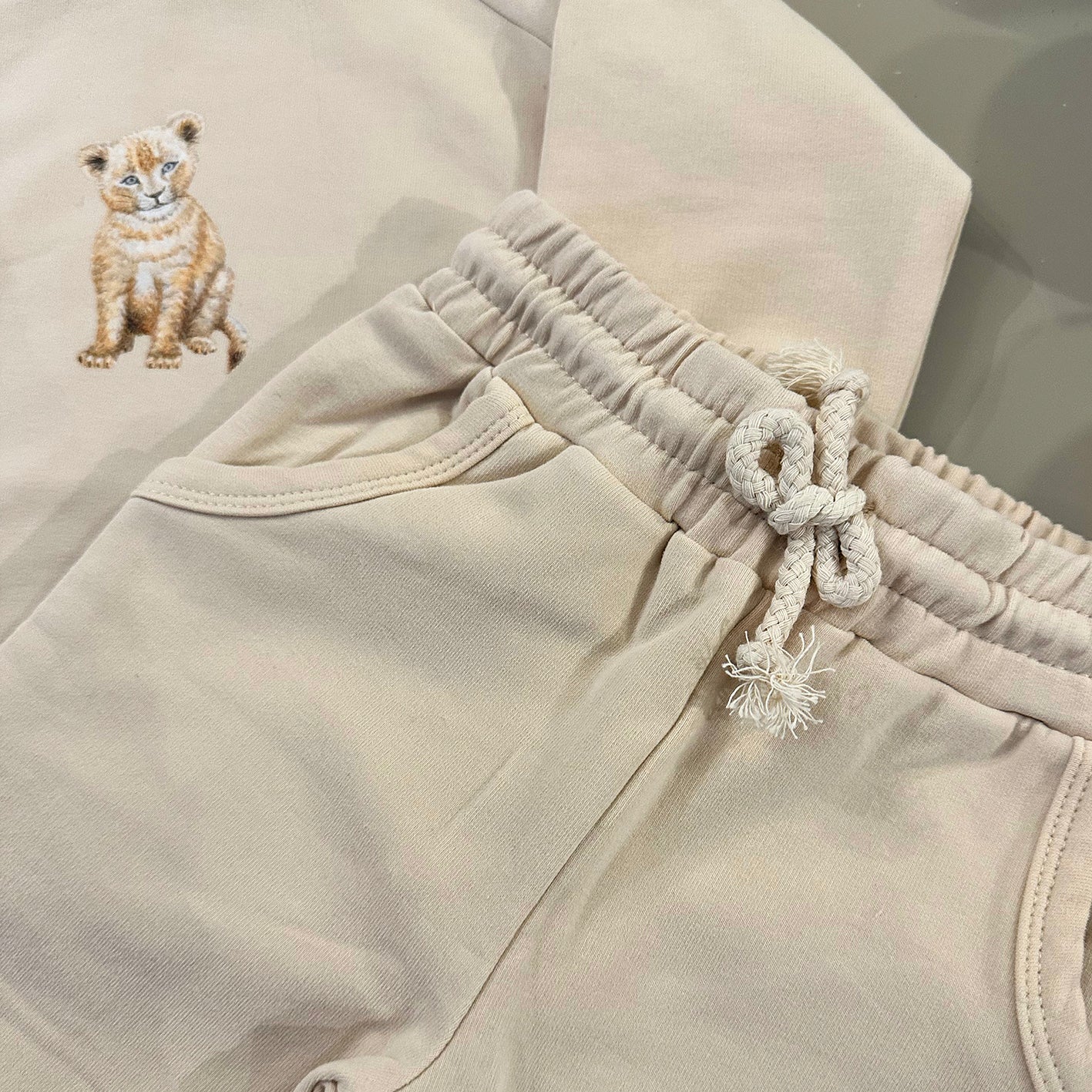 Baby joggingpak leeuwtje - vanille