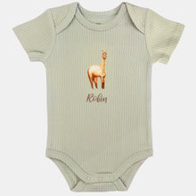 Lade das Bild in den Galerie-Viewer, Baby romper alpaca met naam - sage shortsleeve
