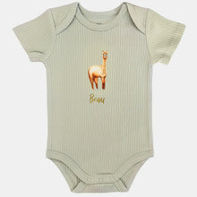 Lade das Bild in den Galerie-Viewer, Baby romper alpaca met naam - sage shortsleeve
