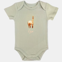 Lade das Bild in den Galerie-Viewer, Baby romper alpaca met naam - sage shortsleeve
