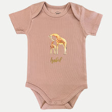 Lade das Bild in den Galerie-Viewer, Baby romper giraf met naam - blush shortsleeve
