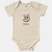 Afbeelding in Gallery-weergave laden, Baby romper luiaard met naam - vanille shortsleeve
