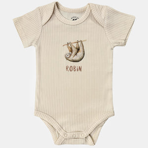 Baby romper luiaard met naam - vanille shortsleeve
