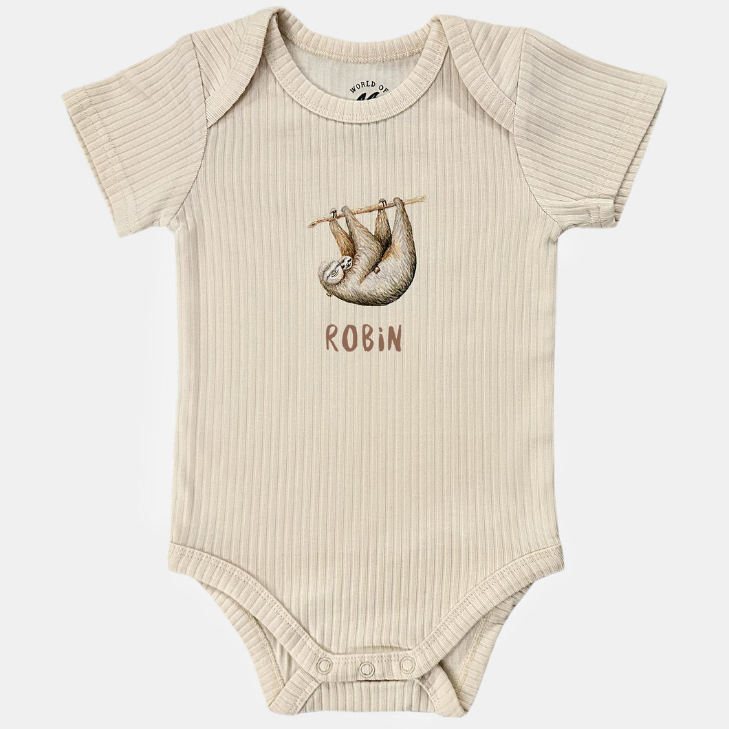 Baby romper luiaard met naam - vanille shortsleeve