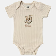 Afbeelding in Gallery-weergave laden, Baby romper luiaard met naam - vanille shortsleeve
