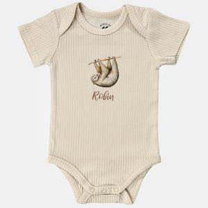 Baby romper luiaard met naam - vanille shortsleeve