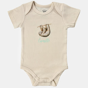 Baby romper luiaard met naam - vanille shortsleeve