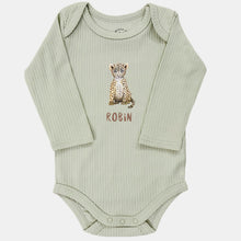 Afbeelding in Gallery-weergave laden, Baby romper luipaardje met naam - sage longsleeve
