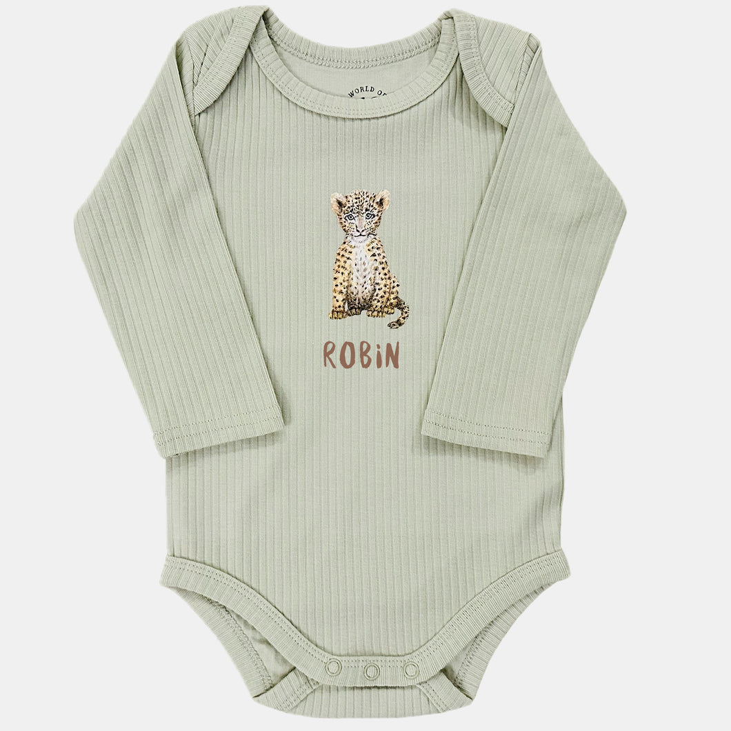 Baby romper luipaardje met naam - sage longsleeve