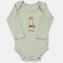 Afbeelding in Gallery-weergave laden, Baby romper luipaardje met naam - sage longsleeve
