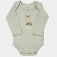 Afbeelding in Gallery-weergave laden, Baby romper luipaardje met naam - sage longsleeve

