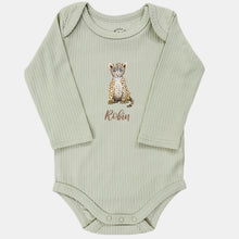 Afbeelding in Gallery-weergave laden, Baby romper luipaardje met naam - sage longsleeve
