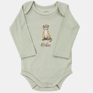 Baby romper luipaardje met naam - sage longsleeve