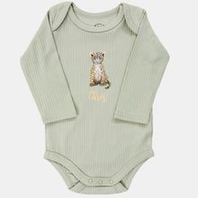 Afbeelding in Gallery-weergave laden, Baby romper luipaardje met naam - sage longsleeve
