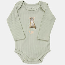 Afbeelding in Gallery-weergave laden, Baby romper luipaardje met naam - sage longsleeve
