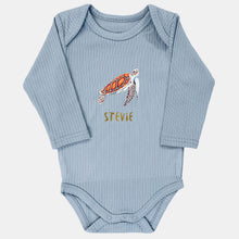 Afbeelding in Gallery-weergave laden, Baby romper zeeschildpad met naam - soft blue longsleeve

