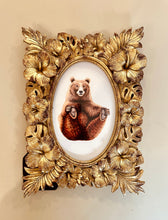 Afbeelding in Gallery-weergave laden, Goudkleurig bloemenlijstje met beer art print
