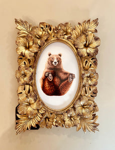 Goudkleurig bloemenlijstje met beer art print