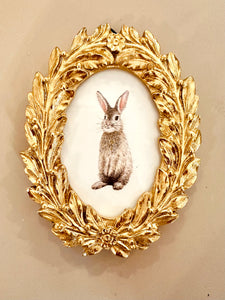 Goudkleurig bloemenlijstje met konijn art print