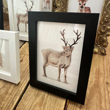 Afbeelding in Gallery-weergave laden, Zwart houten A6 lijstje met rendier art print

