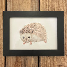 Lade das Bild in den Galerie-Viewer, Zwart houten A6 lijstje met egel art print
