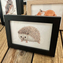 Lade das Bild in den Galerie-Viewer, Zwart houten A6 lijstje met egel art print
