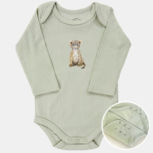 Lade das Bild in den Galerie-Viewer, Meegroeiromper luipaardje - sage longsleeve
