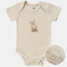 Lade das Bild in den Galerie-Viewer, Meegroeiromper leeuwtje - vanille shortsleeve
