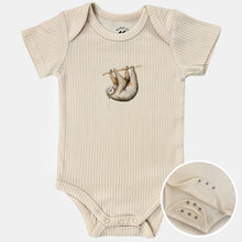 Afbeelding in Gallery-weergave laden, Meegroeiromper luiaard - vanille shortsleeve
