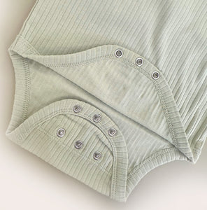 Meegroeiromper luipaardje - sage longsleeve