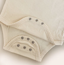 Lade das Bild in den Galerie-Viewer, Meegroeiromper leeuwtje - vanille shortsleeve
