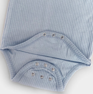 Meegroeiromper koala - soft blue shortsleeve