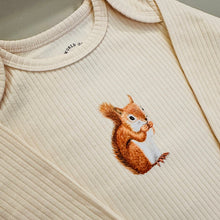 Lade das Bild in den Galerie-Viewer, Baby romper eekhoorn - vanille longsleeve
