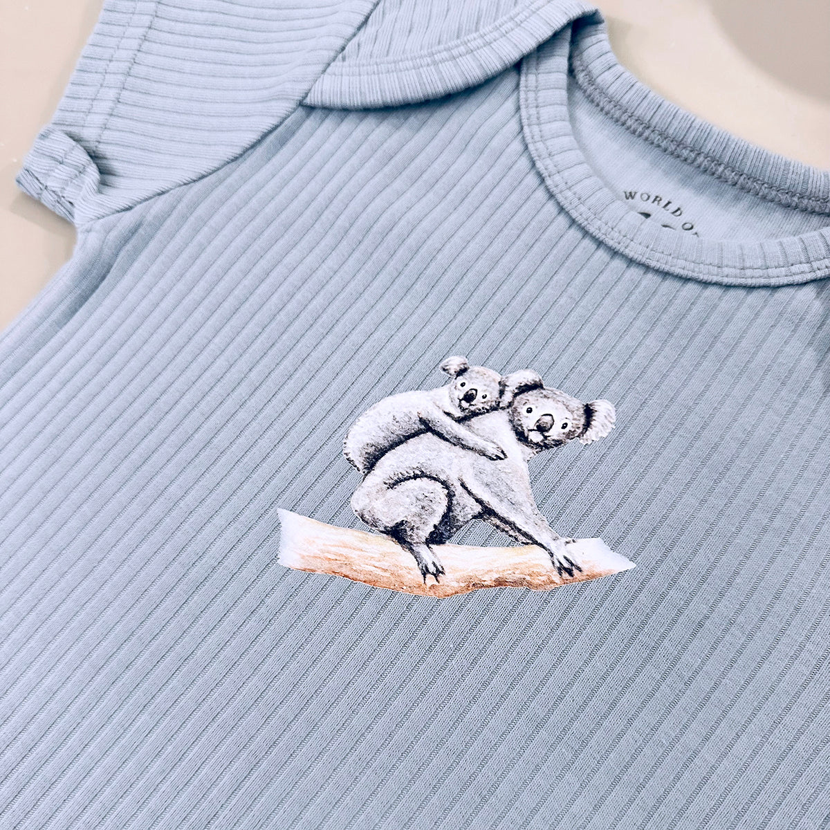Meegroeiromper koala - soft blue shortsleeve
