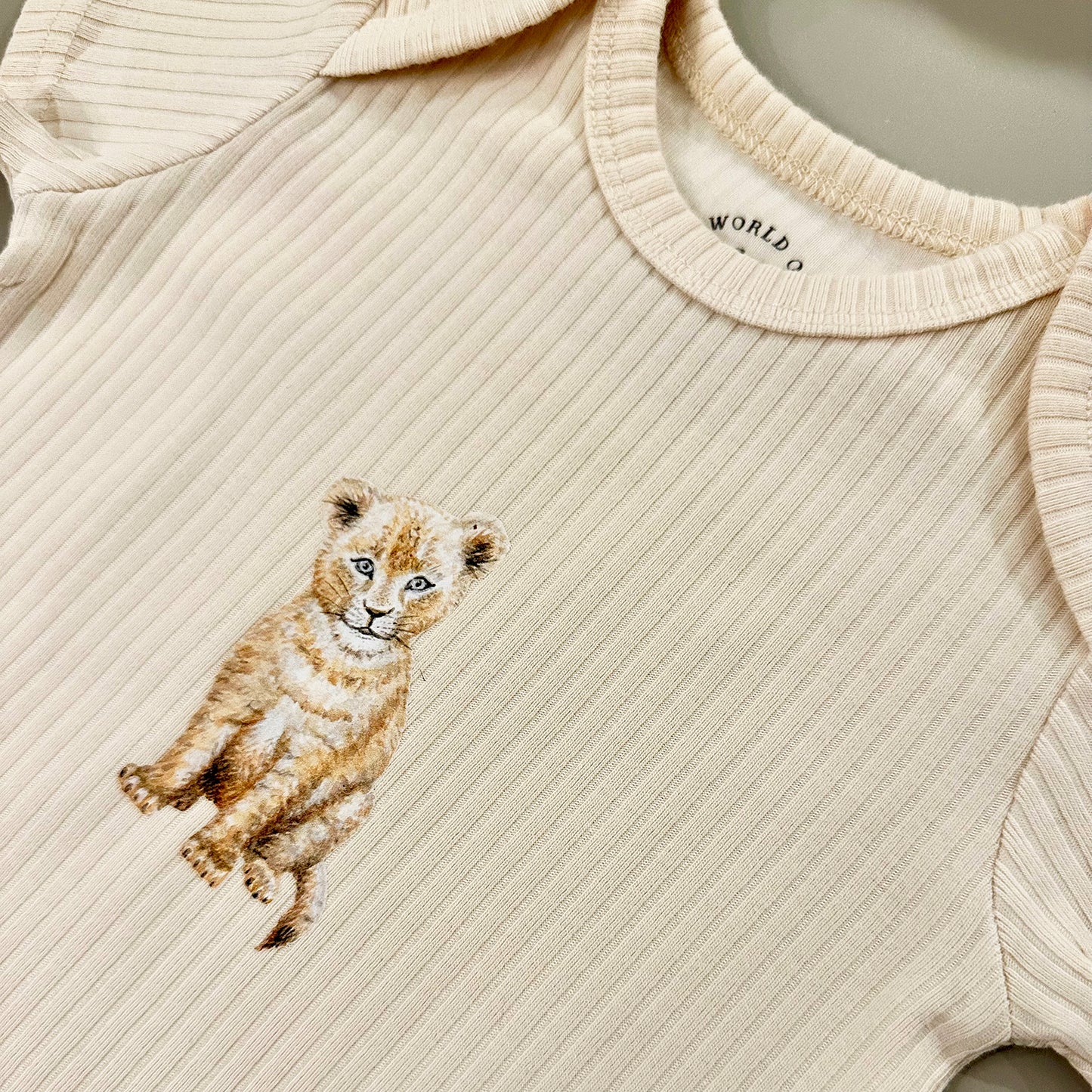 Meegroeiromper leeuwtje - vanille shortsleeve