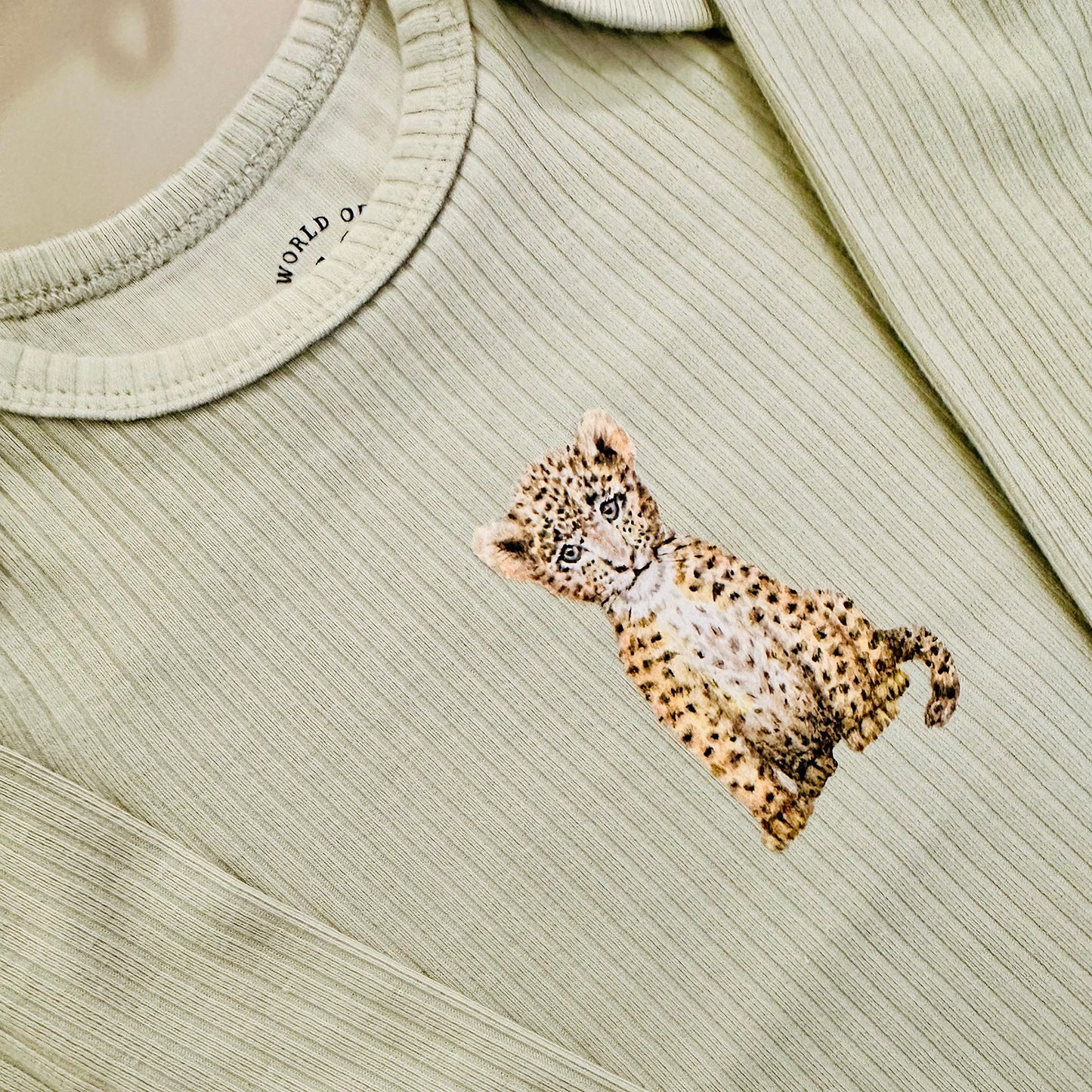 Meegroeiromper luipaardje - sage longsleeve