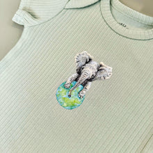 Lade das Bild in den Galerie-Viewer, Baby romper olifant - sage shortsleeve
