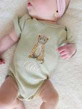 Lade das Bild in den Galerie-Viewer, Baby romper luipaardje met naam - sage longsleeve
