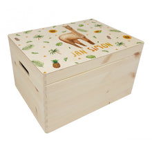 Load image into Gallery viewer, Memorybox met naam kraamcadeau speelgoedkist herinneringskist houten kist opberger kinderkamer kinderkamerinspiratie mies to go handgeschilderd dieren in aquarel baby meisje jongen alpaca 
