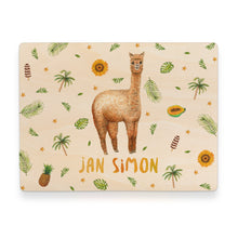 Load image into Gallery viewer, Memorybox met naam kraamcadeau speelgoedkist herinneringskist houten kist opberger kinderkamer kinderkamerinspiratie mies to go handgeschilderd dieren in aquarel baby meisje jongen alpaca
