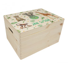 Afbeelding in Gallery-weergave laden, Memorybox met naam kraamcadeau speelgoedkist herinneringskist houten kist opberger kinderkamer kinderkamerinspiratie mies to go handgeschilderd dieren in aquarel baby jungle luipaard olifant giraf aapje aap jongen
