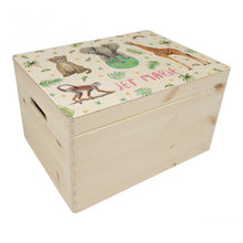 Afbeelding in Gallery-weergave laden, Memorybox met naam kraamcadeau speelgoedkist herinneringskist houten kist opberger kinderkamer kinderkamerinspiratie mies to go handgeschilderd dieren in aquarel baby  jungle luipaard olifant giraf aap aapje meisje
