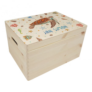 Memorybox met naam kraamcadeau speelgoedkist herinneringskist houten kist opberger kinderkamer kinderkamerinspiratie mies to go handgeschilderd dieren in aquarel baby zeeschildpad jongen vis zeedieren