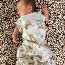 Load image into Gallery viewer, hydrofiele doek baby luipaard kraamcadeau babyuitzet Mies to Go bamboe textiel organic cotton duurzaam pasgeboren zwanger zwangerschap babyshower

