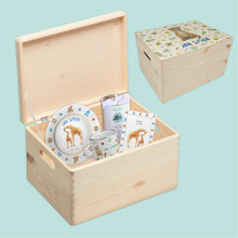Afbeelding in Gallery-weergave laden, Kraampakket memorybox bordje met naam emaille beker hydrofiele doek babyuitzet kraammand kraamcadeau Mies to Go gepersonaliseerd cadeau
